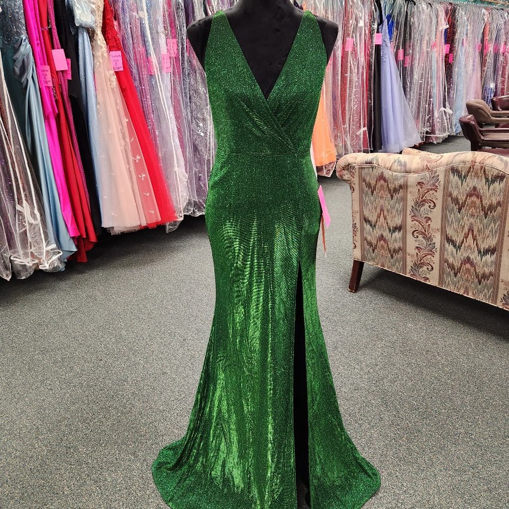 Maniju MF21465 Emerald Sizes  6 and 10 Prom Formal Dress
